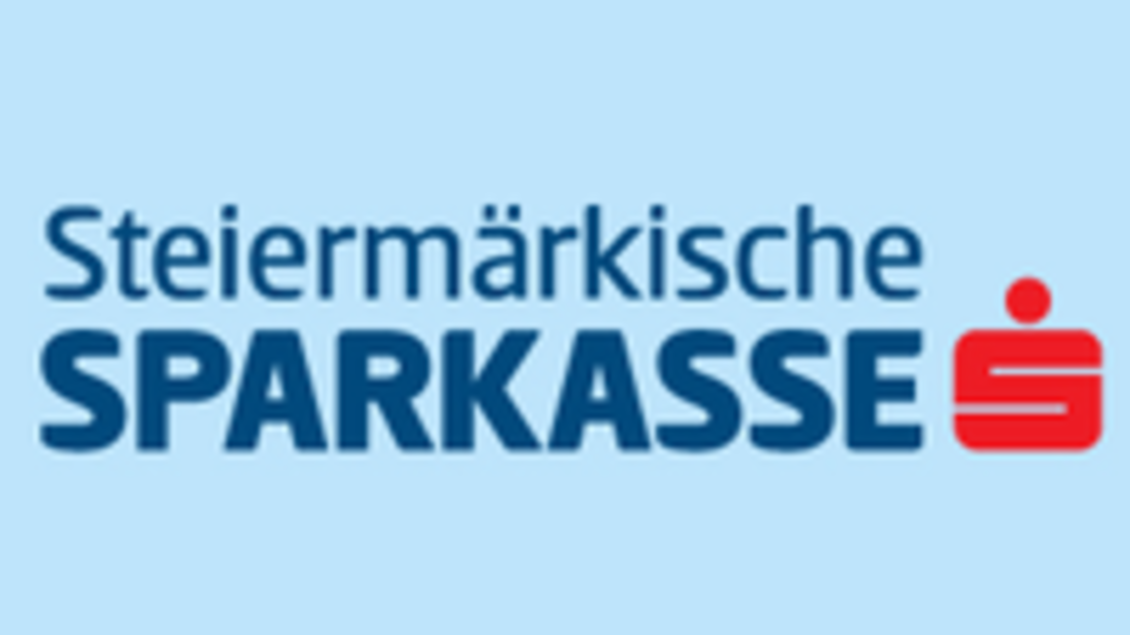 Ein Logo der Steiermärkischen Sparkasse auf einem hellblauen Hintergrund. Es enthält den Namen der Bank in blauen Buchstaben und ein rotes Symbol. | © LOGO Sparkasse