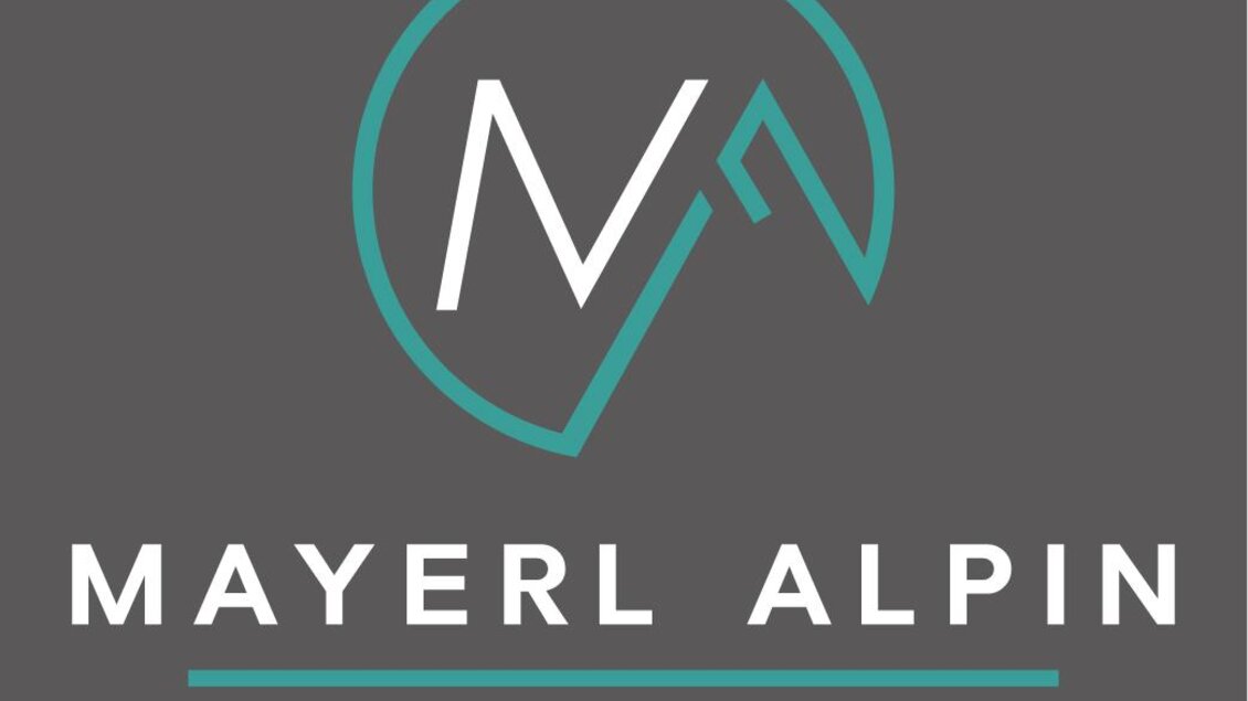 Ein modernes Logo von Mayerl Alpin, das Bergführer-Dienstleistungen anbietet. Es zeigt stilisierte Buchstaben und einen Berggipfel in einem minimalistischen Design. | © Mayerl Alpin