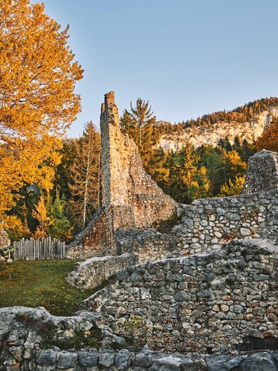 Eine alte Ruine umgeben von herbstlichen Bäumen. Die Natur zeigt warme Farben und die Landschaft ist malerisch. | © Armin Walcher