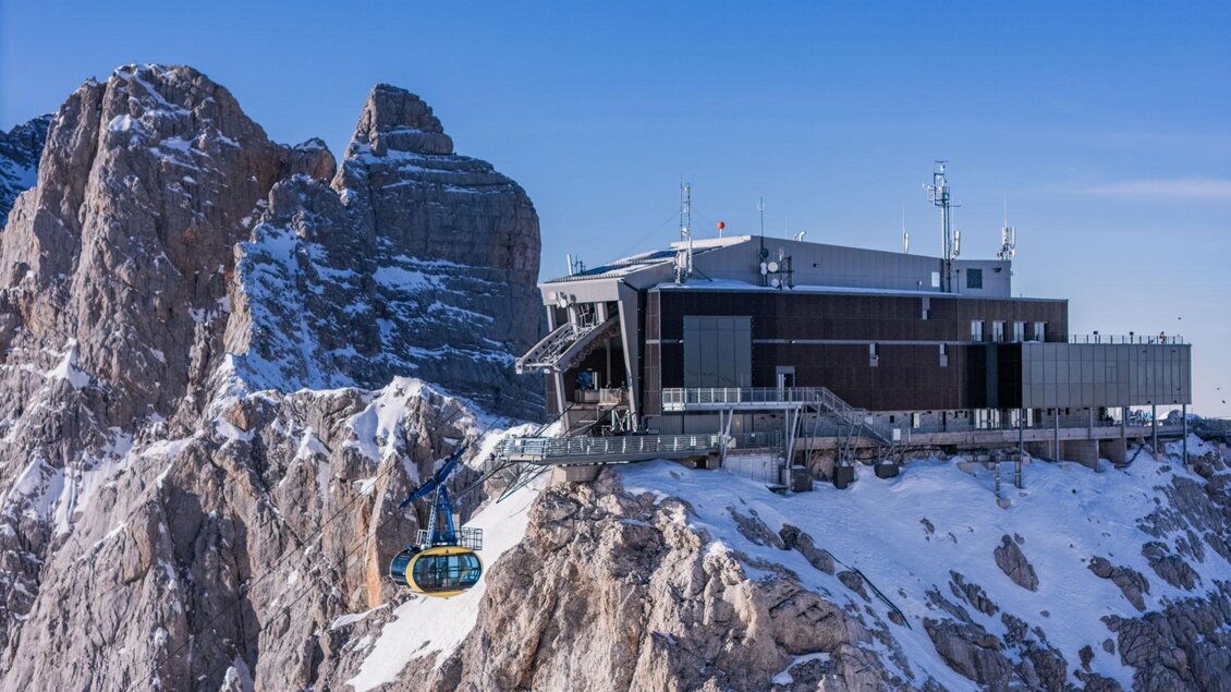 Ein modernes Gebäude steht auf einem leicht beschneiten Berg, direkt an der Kante. | © René Eduard Perhab