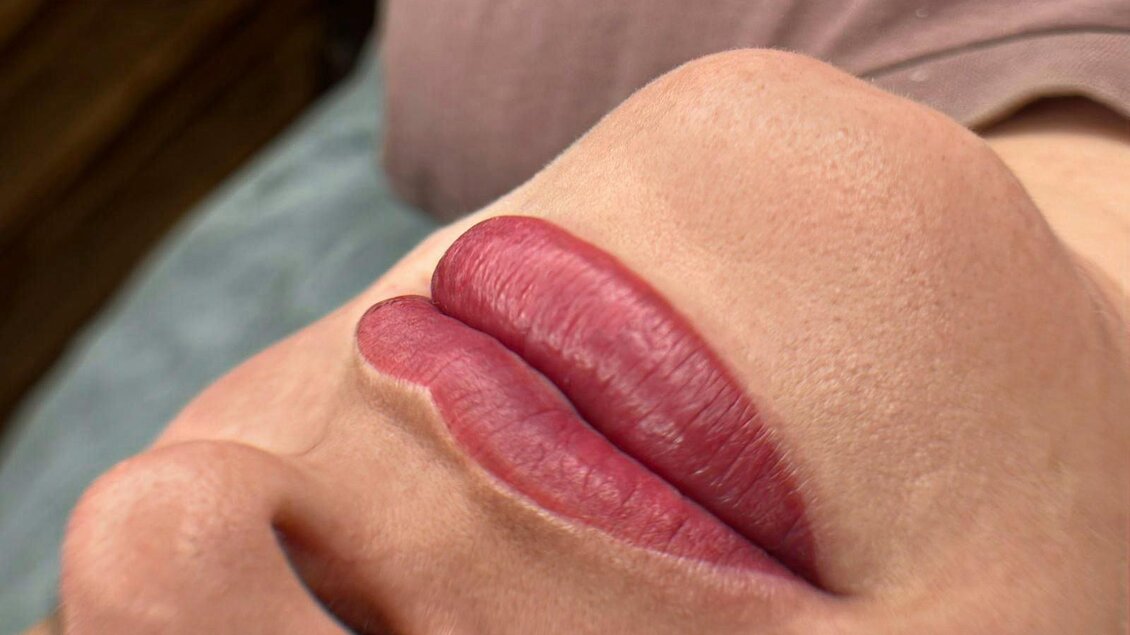 Ein Nahaufnahme von volleren Lippen in sanften Rosatönen. Der Hintergrund ist unscharf und wirkt beruhigend. | © Fineline Art by Larphias | Larissa Elena Schuster
