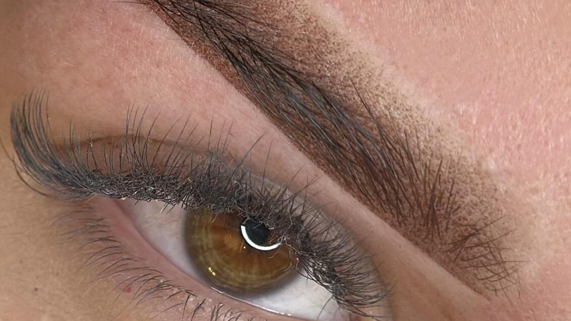 Ein naher Blick auf ein menschliches Auge mit einer schön geformten Augenbraue. Die Wimpern sind lang und das Auge hat eine warme, braune Farbe. | © Fineline Art by Larphias | Larissa Elena Schuster