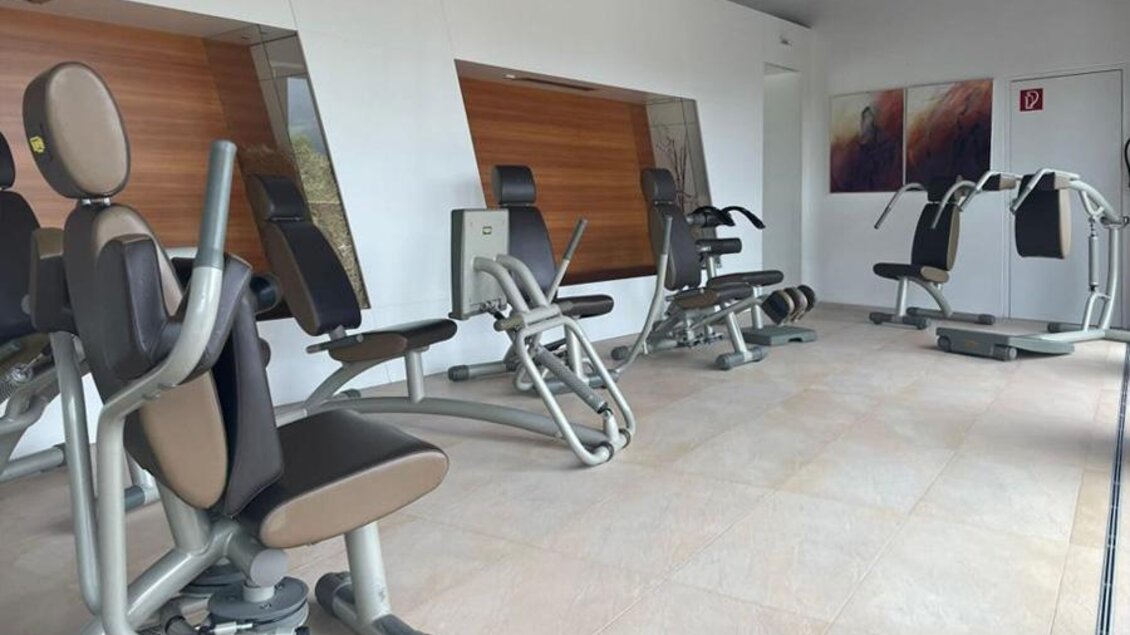 Ein modernes Fitnessstudio mit verschiedenen Trainingsgeräten. Der Raum ist hell und sauber, ideal für ein effektives Workout. | © Fit Lounge