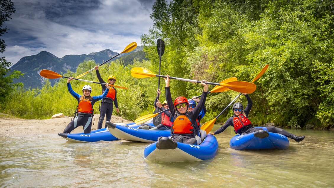 Gruppe im Fluss mit blauen Kajaks, Flusswandern | © Flusswandern Kajaktiv