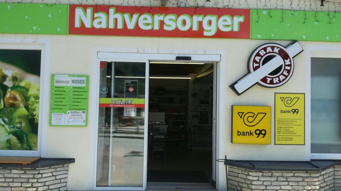 Ein Geschäft mit dem Schild „Nahversorger“ und einem Eingang, der zu einem Tabak- und Traffikshop führt. Außerdem ist das Logo von „bank99“ gut sichtbar. | © Fam. Moser