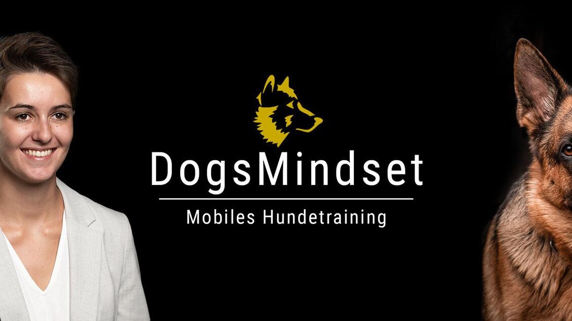 Eine Frau mit kurzem Haar lächelt freundlich neben einem deutschen Schäferhund. Das Logo "DogsMindset" weist auf mobiles Hundetraining hin. | © DogsMindset