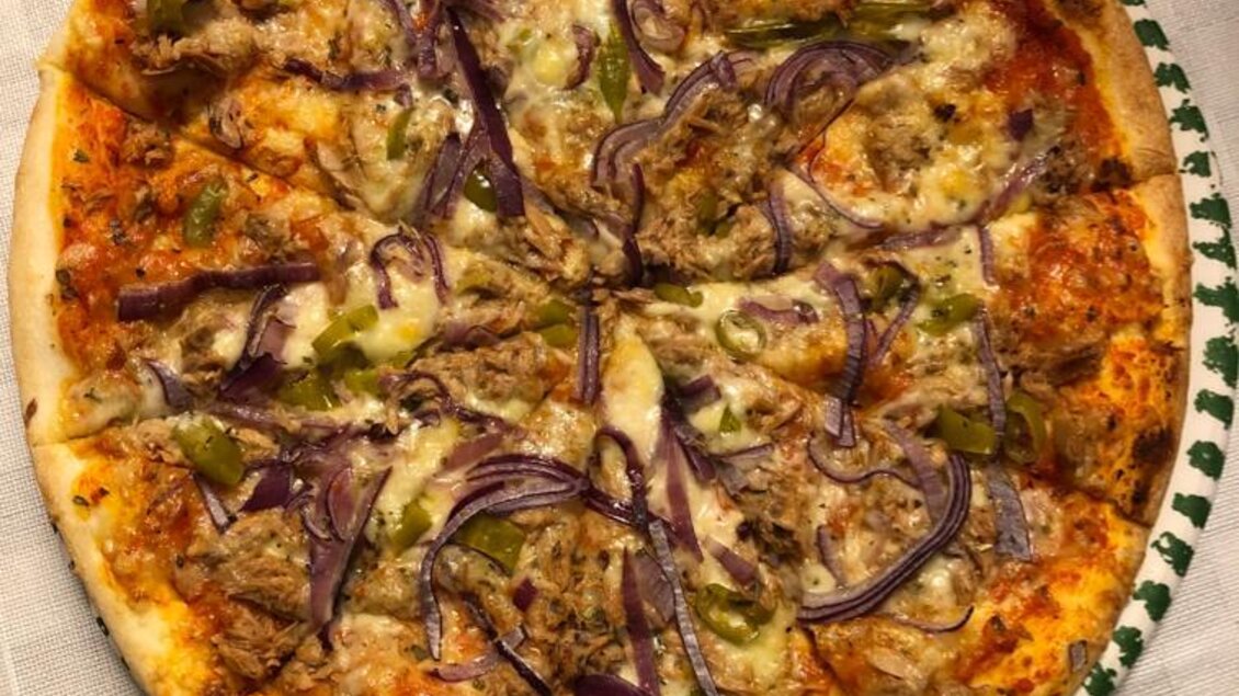 Pizza Tonno mit scharfen Pfefferoni | © Pizzeria-Restaurant AL Bashir KG