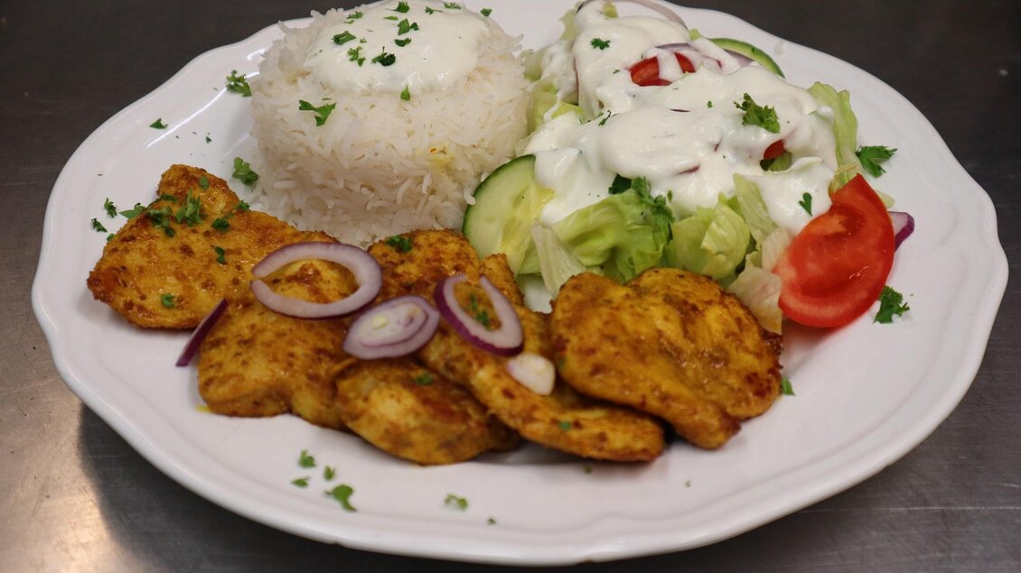 Chicken Tandoori mit Basmatireis und Salat | © Pizzeria-Restaurant AL Bashir KG
