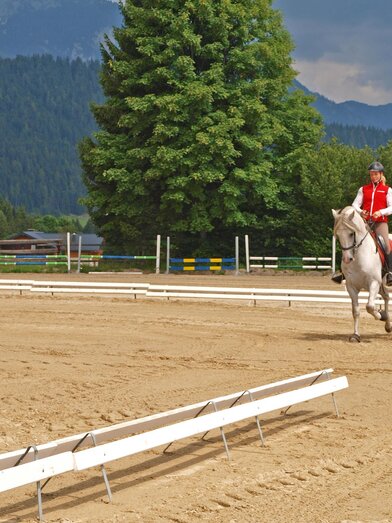 Reiterin auf weißem Pferd | © Reiterhof Brandstätter