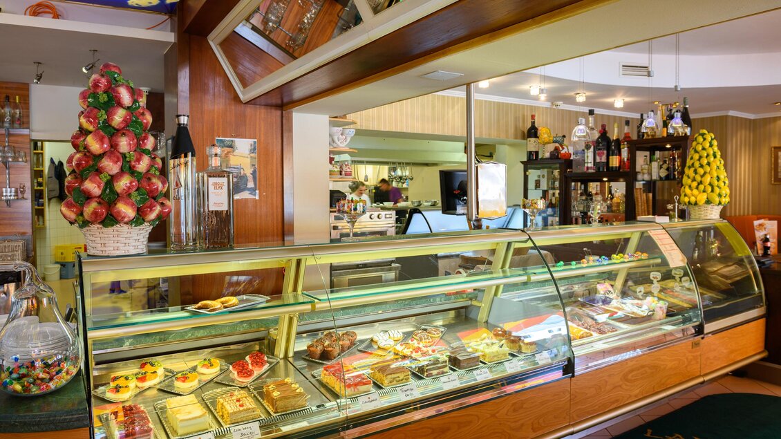 Vitrine mit Süßspeisen | © Restaurant-Cafe Landgraf