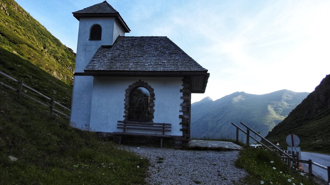 Eine kleine Kapelle auf einem Hügel mit grünen Bergen im Hintergrund. Der Himmel ist klar und die Landschaft ist ruhig. | © Naturpark Sölktäler