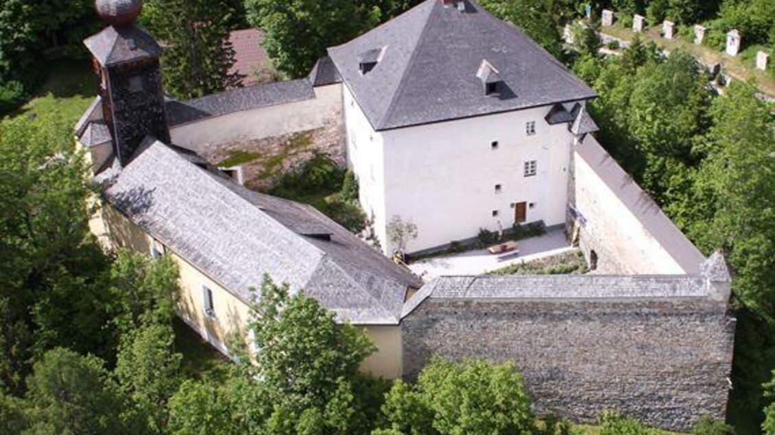 Eine beeindruckende Burg, umgeben von grünem Wald. Die Architektur und die Mauern sind gut erhalten und strahlen historische Schönheit aus. | © Thomas Guggenberger