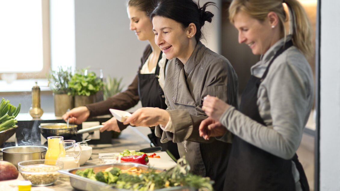Küchenteam beim Kochen | © Cathrine Stukhard