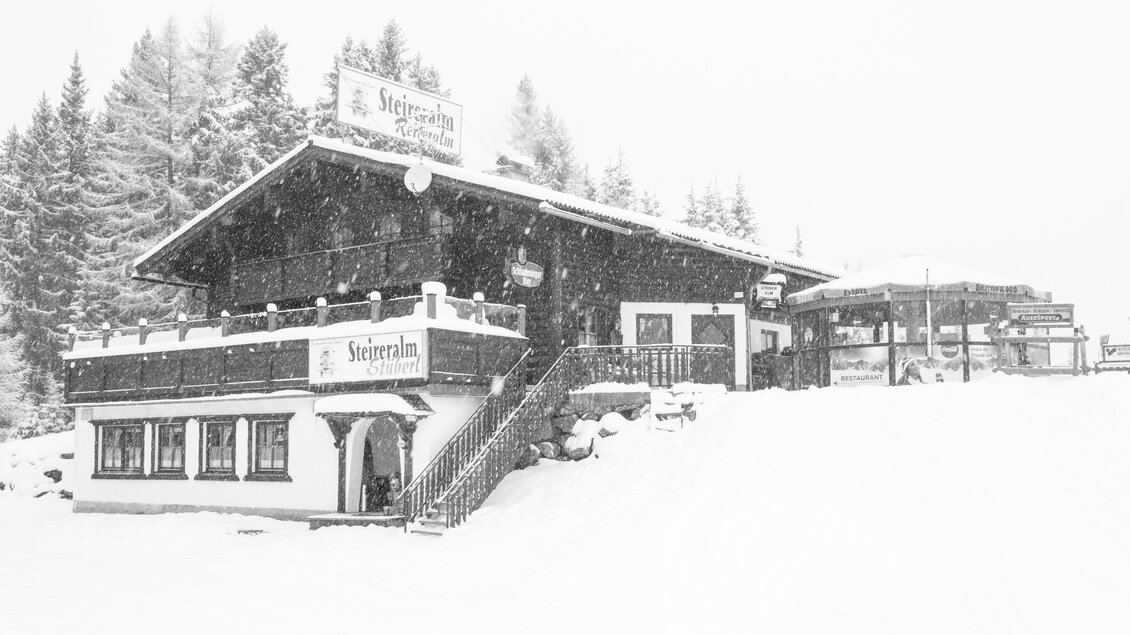Hütte schwarz/weiß | © Roland Schoblocher