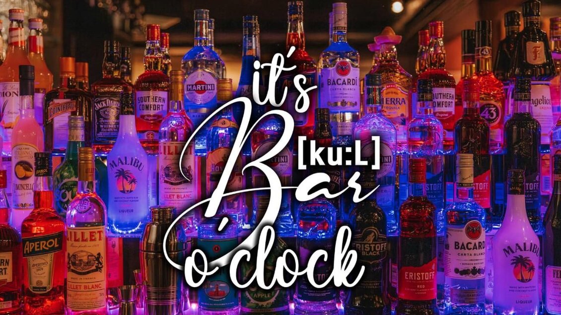 Eine bunte Auswahl an Spirituosen in einer Bar mit lebhaftem Licht. Der Text "it's Bar o'clock" hebt die gemütliche Atmosphäre hervor. | © Daniela Pattermann