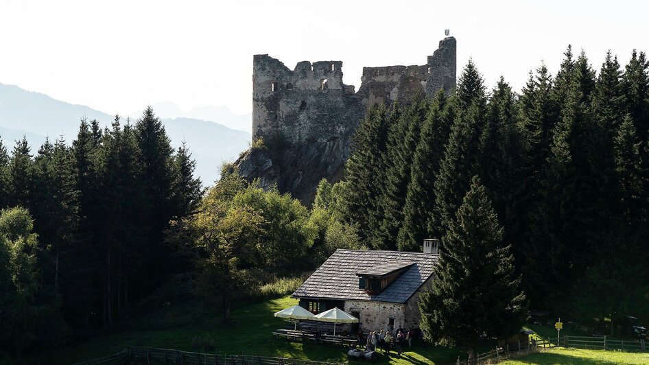 Steinschlosshütte neben der Burgruine | © Alexander Trienitz