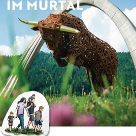 Titelbild der Sommerausflugsziele 2025 im Murtal: Eine Familie mit Kleinkind und zwei Frauen spazieren auf einem Waldweg und führen Alpakas an der Leine. Ergänzt wird das Bild durch eine Illustration von Ausflugszielen sowie Logos der Steiermark und des Murtals. | © Erlebnisregion Murtal