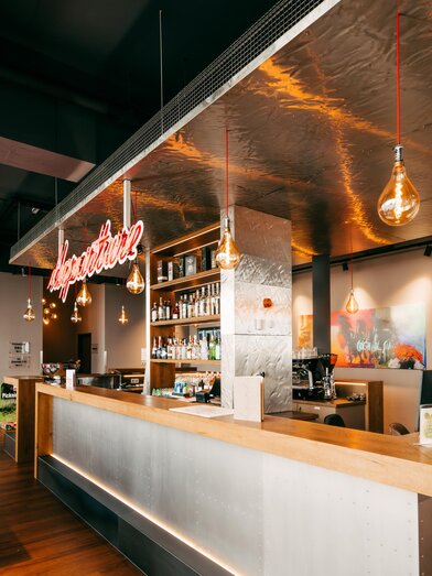 Hotelbar & Rezeption im Amedia Express | MICHAELA PFLEGER | © Region Graz-Mias Photoart