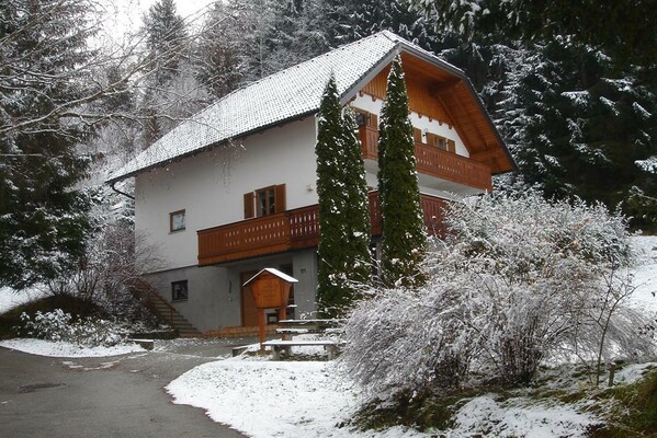 Haus-aussen-winter-Appartement-Woitsch-Ferienwohnu