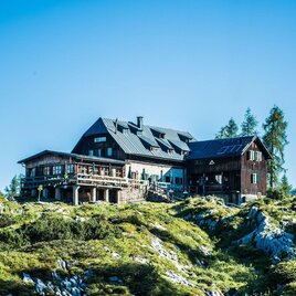 Das malerische Albert Appelhaus umgeben von einer traumhaften Landschaft. Der Himmel ist klar und blau, was für eine einladende Atmosphäre sorgt. | © Albert Appelhaus