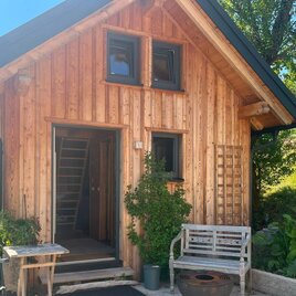 Das Atelier Pach ist ein gemütliches Ferienhaus aus Holz mit Fenster und einer Eingangstür. Vor dem Haus steht eine Sitzbank und es ist von Grünflächen umgeben.</p> | © Atelier Pach, Bad Aussee