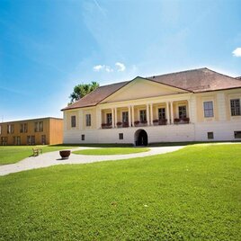 Ein wunderschönes historisches Gebäude mit einer hellen Fassade, umgeben von grünem Rasen. Der klare Himmel und die angenehme Umgebung verleihen dem Ort eine einladende Atmosphäre. | © Bildungshaus Schloss Retzhof