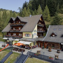 <p>Alpenländischer Gasthof Moasterhaus mit Terrasse und Spielplatz am Waldrand des Salzstiegl in Hirschegg-Pack.  | © Salzstiegl Tourismus GmbH