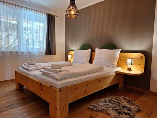 Schlafzimmer mit Zirben Doppelbett