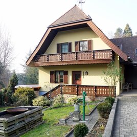 Ein charmantes Haus mit einem schrägen Dach und einem Balkon. Der Garten ist gepflegt und hat eine ruhige Atmosphäre. | © Ing. Christian Fleck