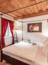 Schlafzimmer mit Himmelbett | Thomas Sattler