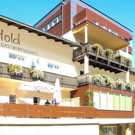 Ein gemütliches Gasthaus mit Balkon und Blumen. Die Fassade ist hell und freundlich, ideal für einen Aufenthalt in der Natur. | © Gastwirtschaft Hold