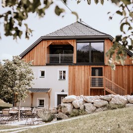 Hotel Eingangsbereich mit Garten | © Martina Haller Photography
