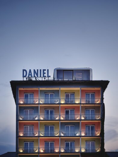 Abendstimmung bei der Außenansicht d. Hotel Daniel | © Florian Weitzer Hotels & Restaurants | MICHAEL_KOENIGSHOFER | © Florian Weitzer Hotels & Restaurants
