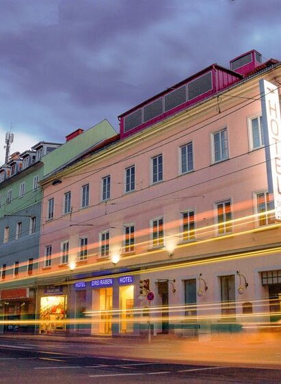 Außenfassade Hotel Drei Raben am Abend | © Hotel Drei Raben | © Hotel Drei Raben