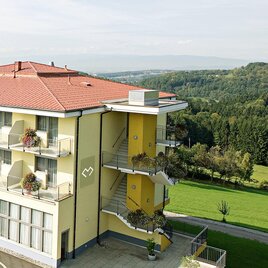 Hotel Liebmann in Laßnitzhöhe mit mehreren Balkonen, umgeben von Wiesen, Wald und hügeliger Landschaft der Steiermark. | © Karl Schrotter