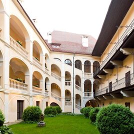 A beautiful courtyard with well-maintained grass and surrounding baths. The modern architecture is influenced by historical elements. | © Schloß Obermayerhofen