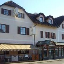Ein charmantes Restaurantgebäude mit mehreren Fenstern und einem markanten Dach. Der Eingangsbereich ist einladend gestaltet und wartet auf Gäste. | © Hotel Seltenriegel