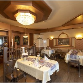 Ein elegantes Restaurant mit stilvollen Tischen und einer warmen Beleuchtung. Die Einrichtung kombiniert Holzdetails und sanfte Farben für eine gemütliche Atmosphäre. | © TV Region Ober Graz J.Lunghammer