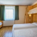 Photo of 4-bed room, bath, toilet, standard | © JUFA Hotel Bad Aussee