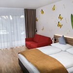 Photo of 4-bed room, shower, toilet, balcony | © JUFA Hotel Bad Radkersburg