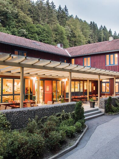 hoteleingang-terrasse-jufa-natur-hotel-bruck-logo- | © JUFA Hotel Weitental/Bruck a.d.Mur | JUFA Hotels | © JUFA Hotel Weitental/Bruck a.d.Mur