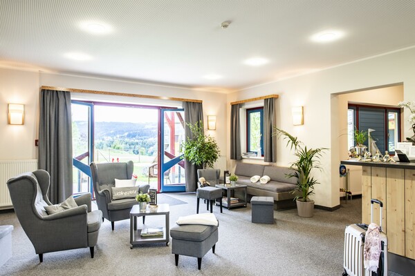 Lobby mit Leseecke | © JUFA Hotel Lipizzanerheimat
