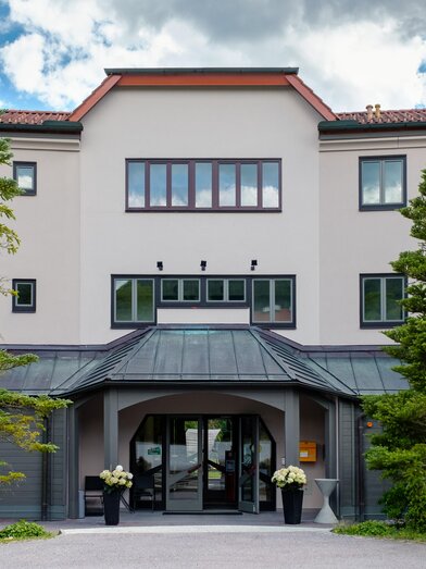 JUFA Hotel mit modernem Eingangsbereich | © JUFA Hotel Lipizzanerheimat | JUFA Hotels - Thomas Leibetseder | © JUFA Hotel Lipizzanerheimat