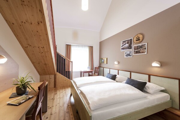 doppelbett-galeriezimmer-jufa-hotel-murau-tisch-xx | © Lenz/JUFA Hotels
