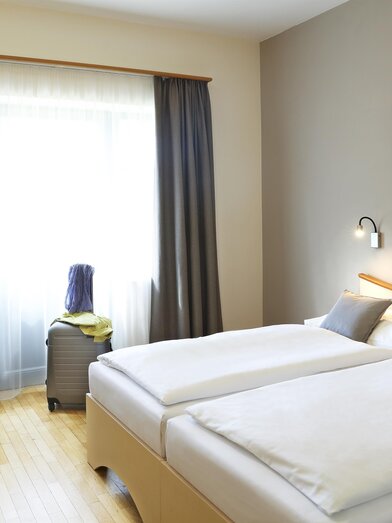 betten-doppelzimmer-jufa-hotel-poellau-bild-tisch | © JUFA Hotel Pöllau | JUFA Hotels | © JUFA Hotel Pöllau