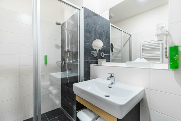 badezimmer-jufa-hotel-schladming-spiegel-dusche | © JUFA Hotel Schladming
