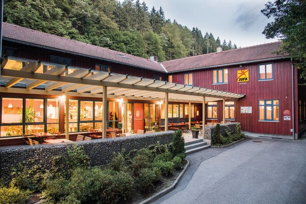 hoteleingang-terrasse-jufa-natur-hotel-bruck-logo-