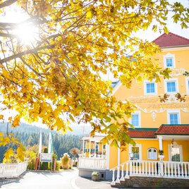 Joglland Hotel Front_Herbst_ Print quer © Studio A | © Joglland Hotel