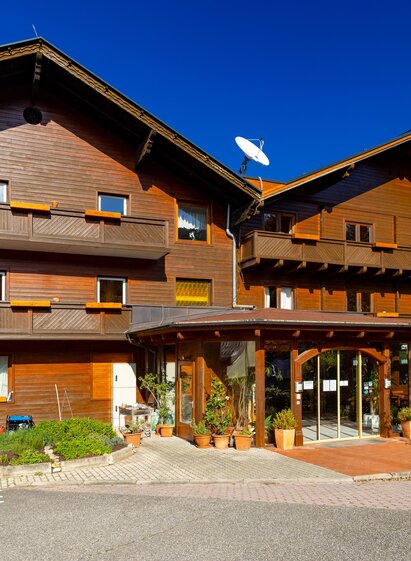 Naturhotel Enzianhof in traditioneller Holzfassade | © Harry Schiffer | HARRY SCHIFFER PHOTODESIGN | © Harry Schiffer