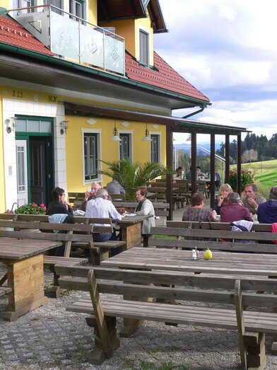 Sonnenterrasse des Buschenschank | © Privatzimmer Ofnerpeter | Roswitha Höller | © Privatzimmer Ofnerpeter